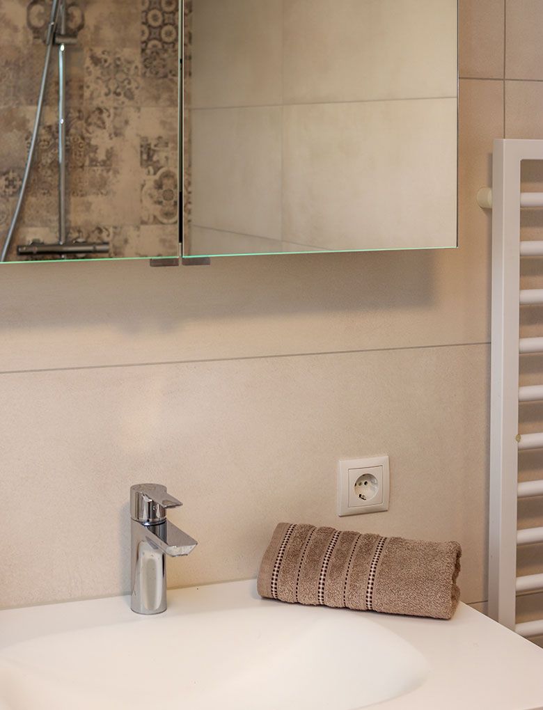 Badezimmeraufnahme Waschbecken und Handtuch