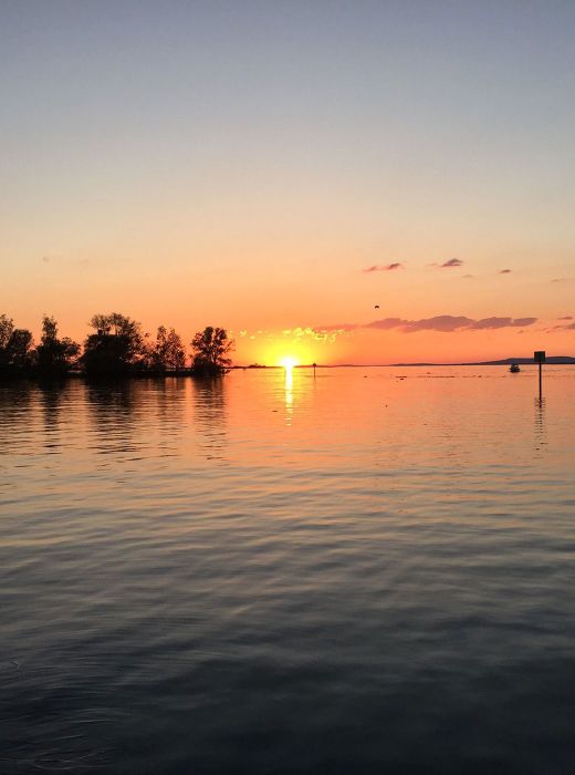 Sonnenuntergang am Harder See bucht mit Blick auf Deutschland
