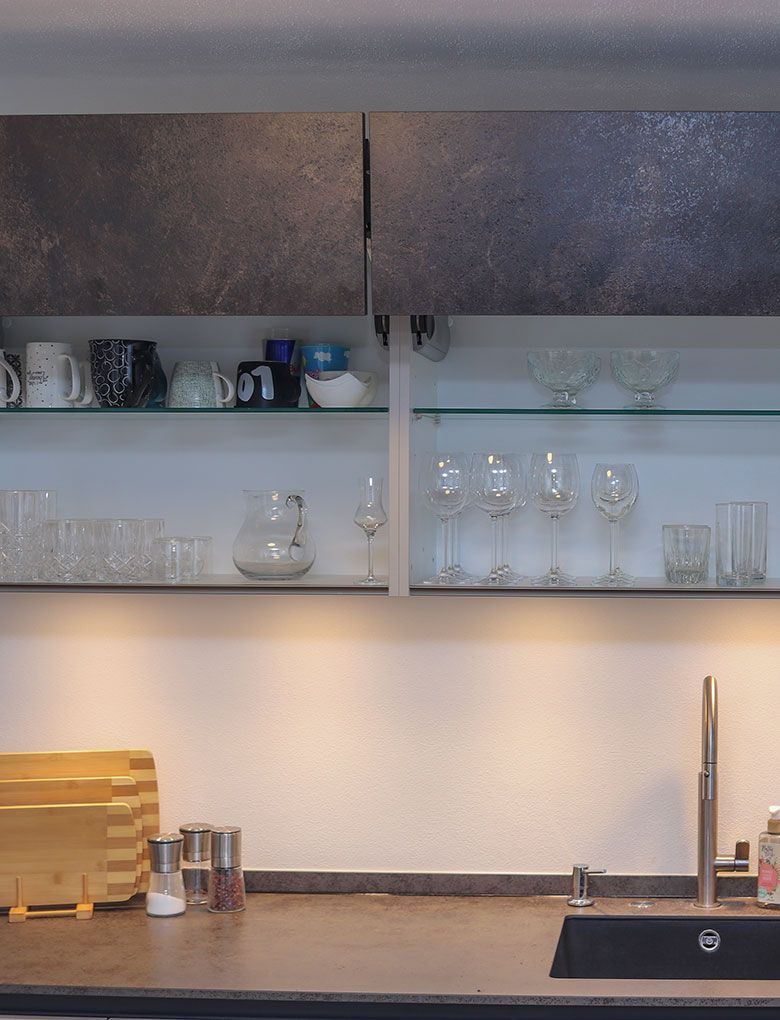 Küchenaufnahme ganz mit Schrank