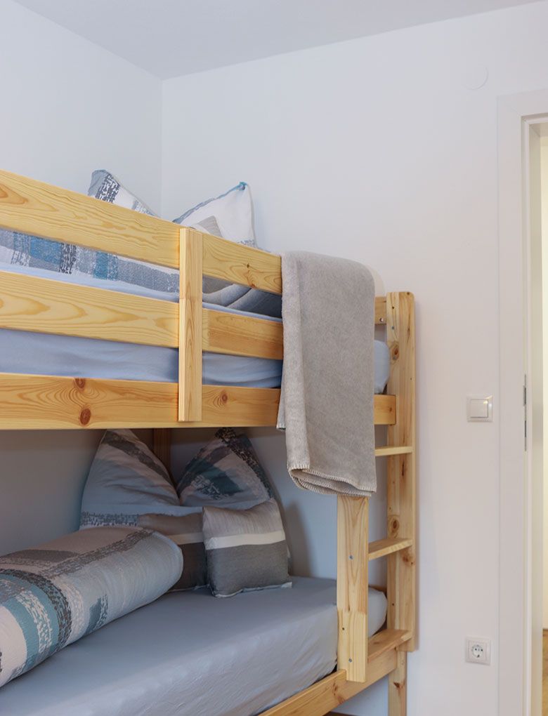 Schlafzimmeraufnahme Bett und Handtuch