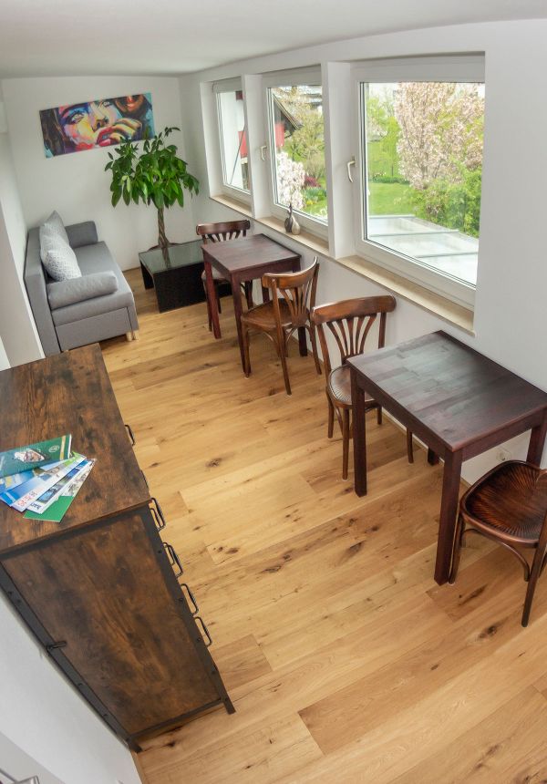 Ruhe ecke mit Tischen und Stühlen