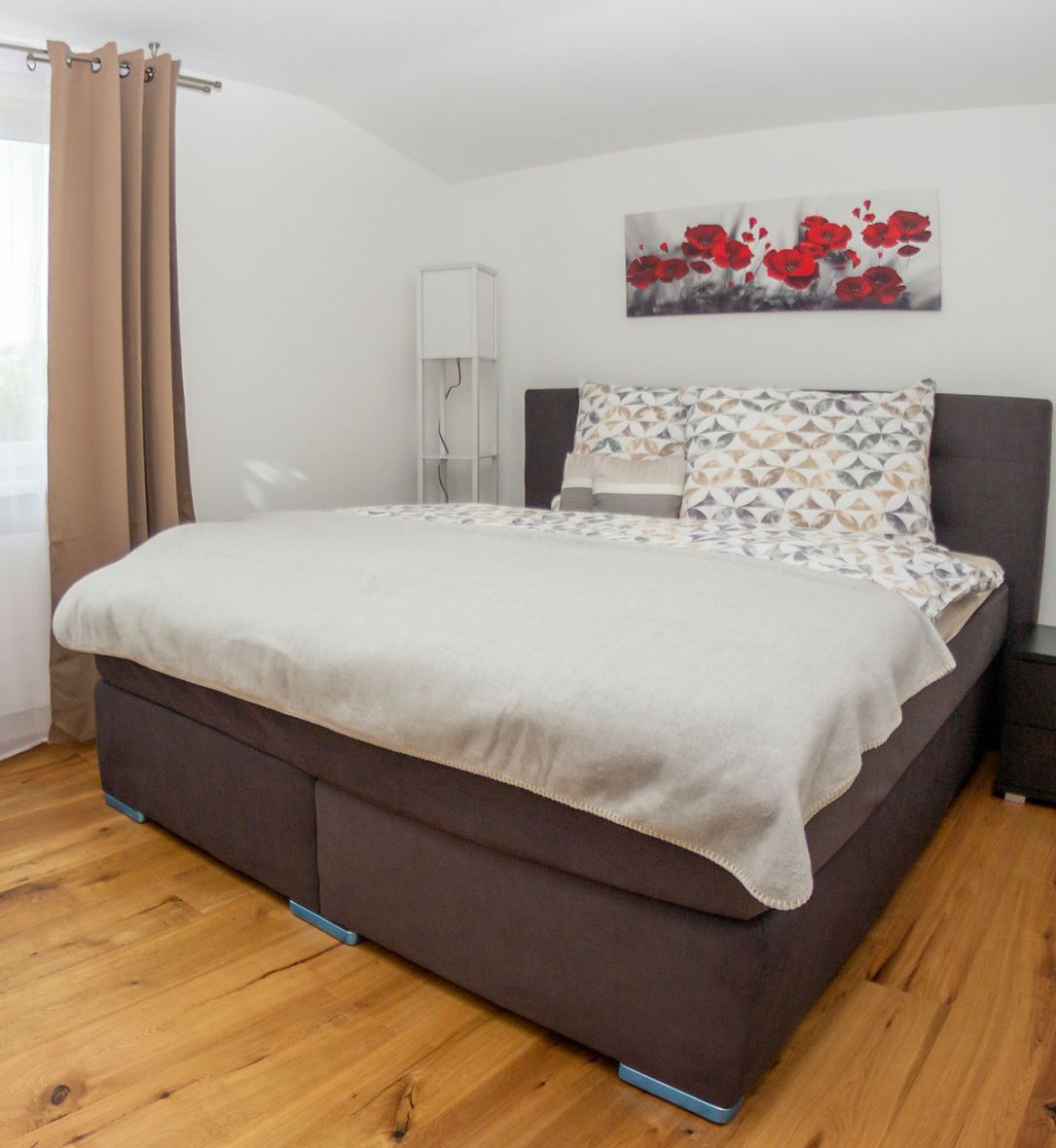 Schlafzimmeraufnahme Bett und Bild