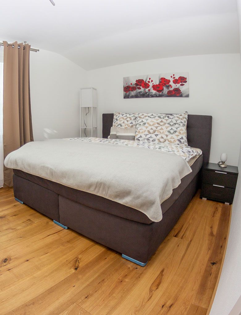 Schlafzimmeraufnahme Bett und Bild