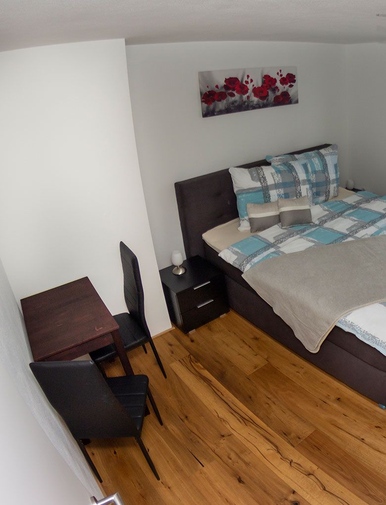 Schlafzimmeraufnahme Bett und Bild