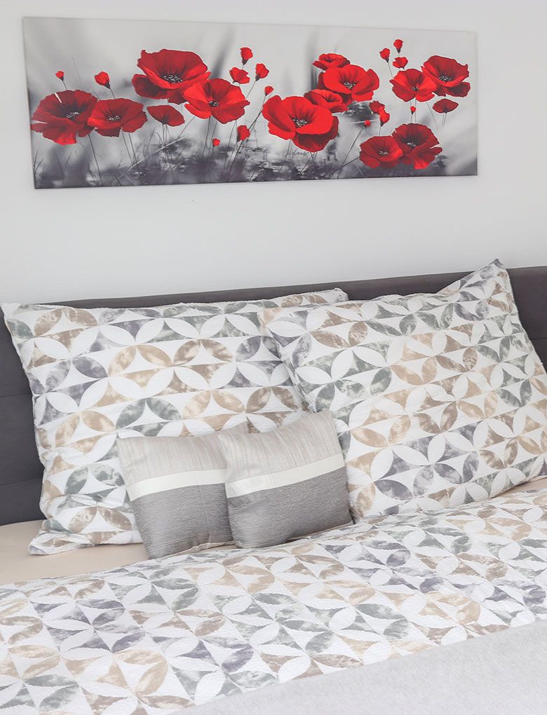 Schlafzimmeraufnahme Bett und Bild