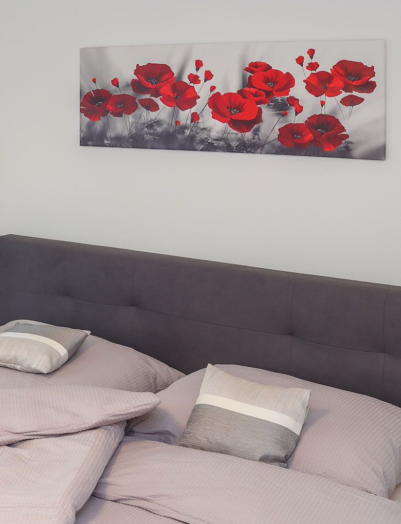 Schlafzimmeraufnahme Bett und Bild