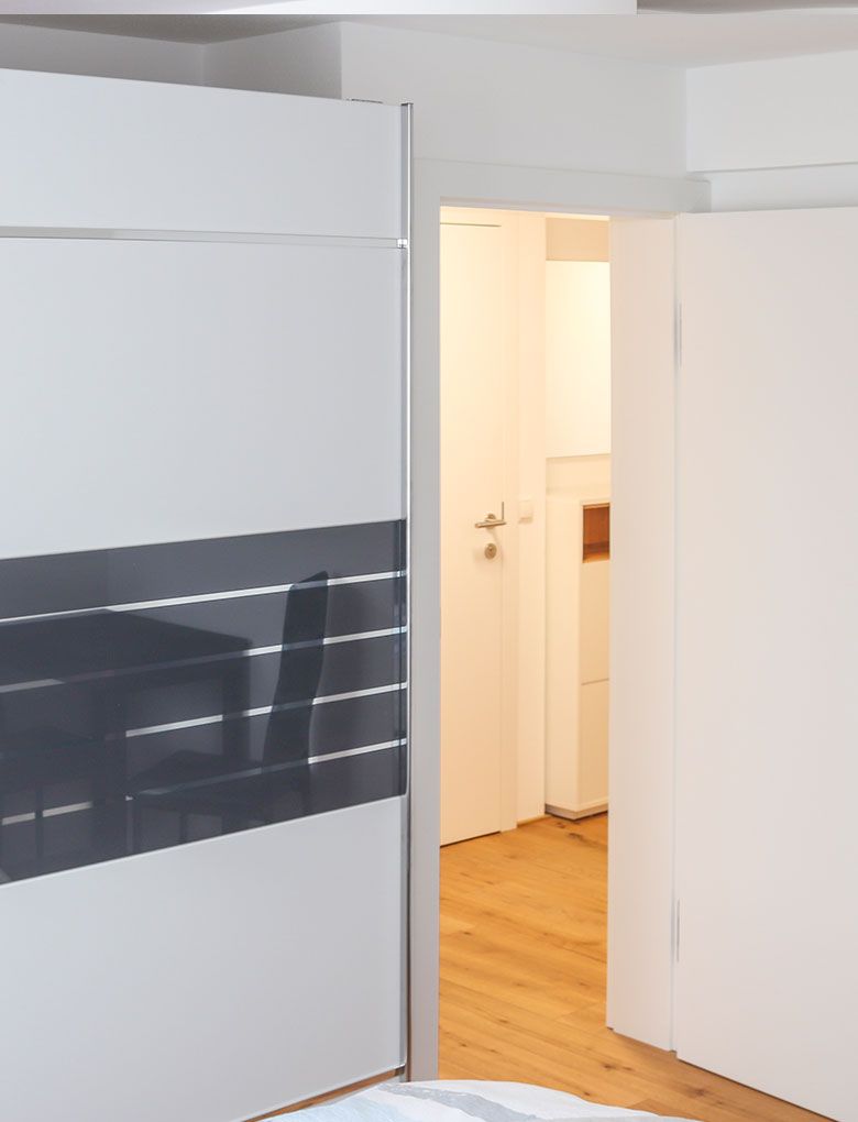 Schlafzimmeraufnahme Bett und Türe