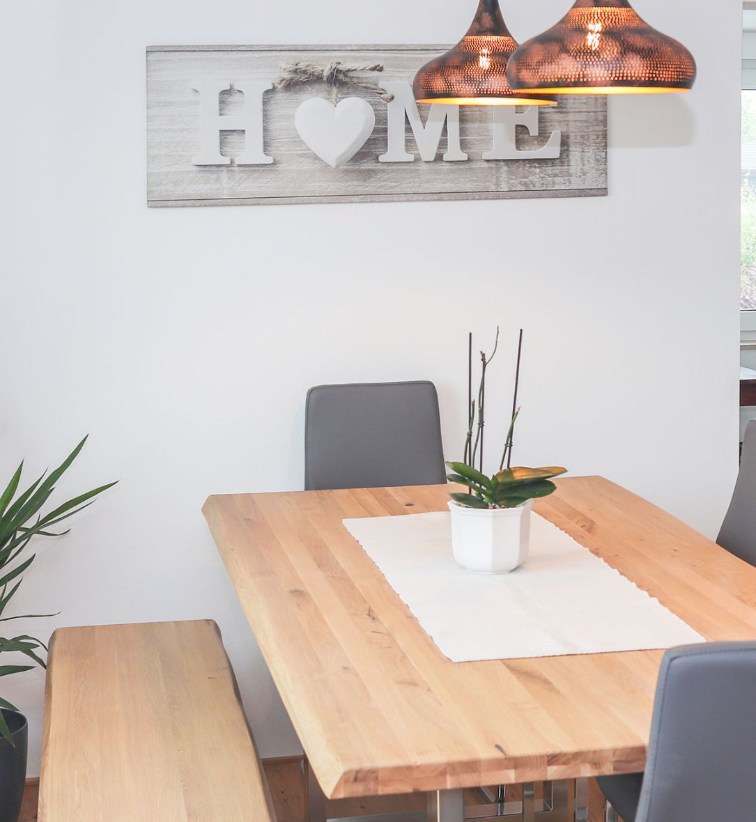 Wohnzimmeraufnahme mit Tisch und Bild