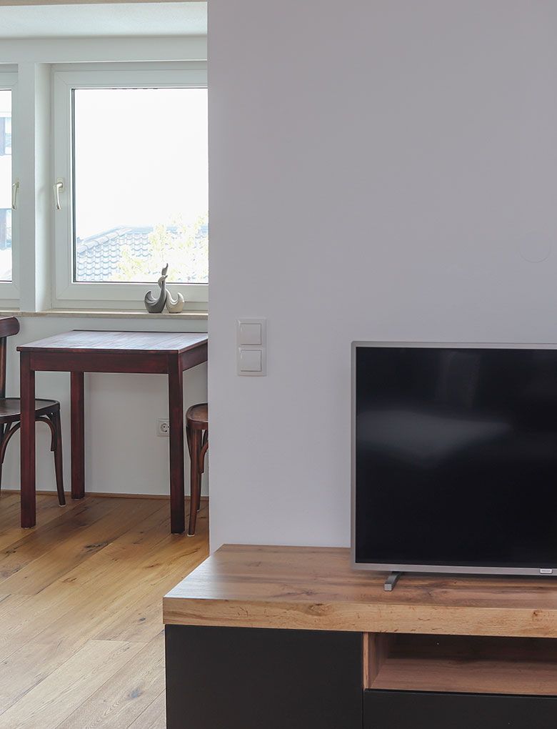 Wohnzimmeraufnahme mit Tisch und TV