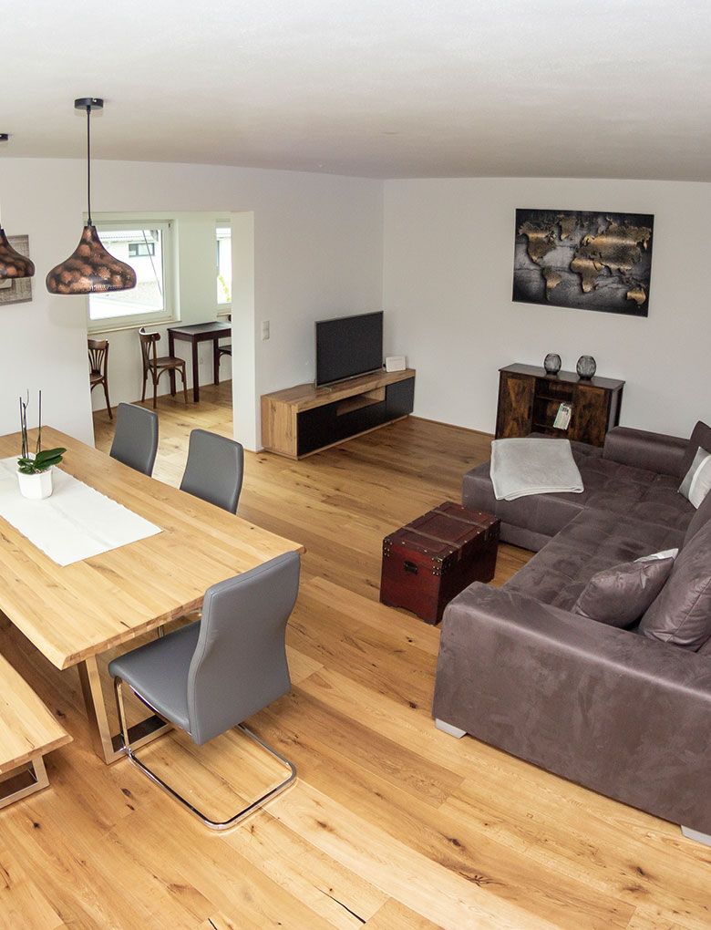 Wohnzimmeraufnahme mit Tisch und Couch