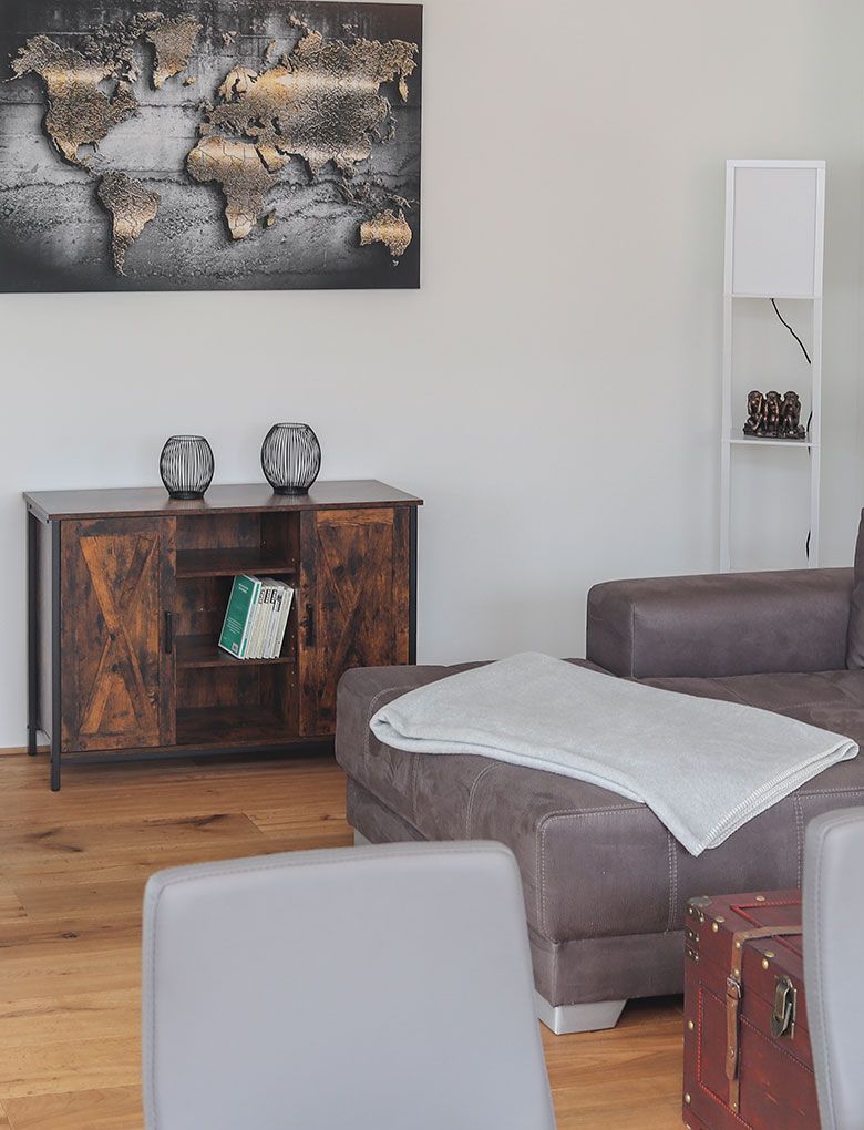 Wohnzimmeraufnahme mit Tisch und Couch