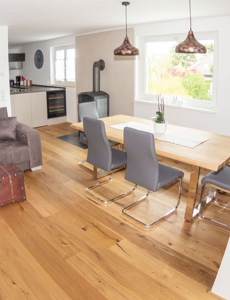 Wohnzimmeraufnahme mit Tisch und Couch und Kamin