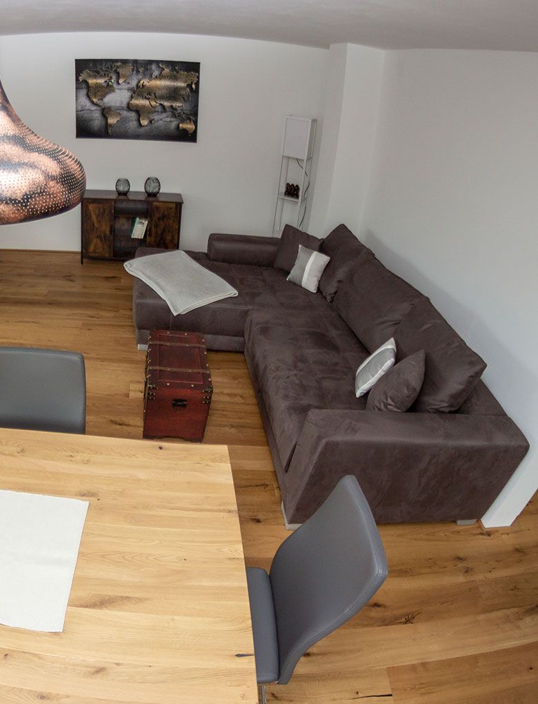 Wohnzimmeraufnahme mit Tisch und Couch