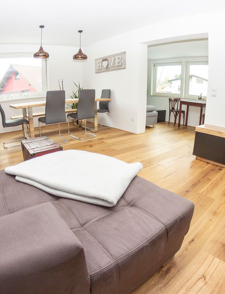 Wohnzimmeraufnahme mit Tisch und Couch